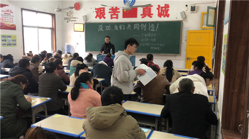 我校召開(kāi)“家校攜手，共話(huà)成長(zhǎng)”家長(zhǎng)會(huì)